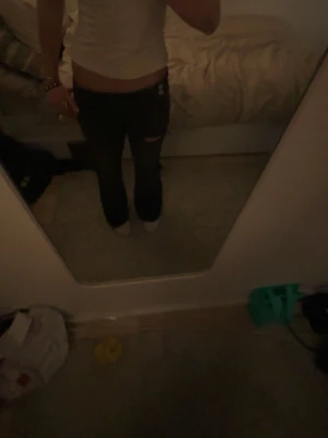 Svarta jeans - Svarta Gina jeans, jätte snygga men använt några gånger och behöver skapa rum i garderoben. Tar gärna emot prisförslag 🥂💞