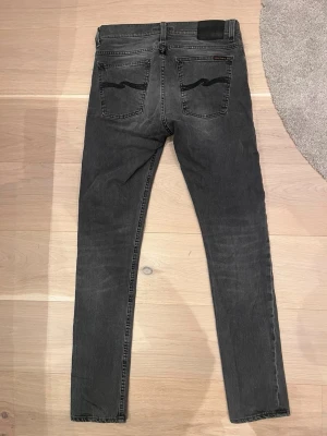 Nudie Jeans Tilted Tor - Säljer nu dessa riktigt snygga Nudie jeansen, modellen är tilted tor och har en schysst passform, dessa har även en grå snygg tvätt, storleken på dessa jeansen är W31 & L32, inga defekter eller liknande, nypris på dessa ligger runt 1600, vi säljer dem nu för 449, vid fler frågor kring mer bilder eller liknande är det bara att höra av sig / AC Fashion 🤝