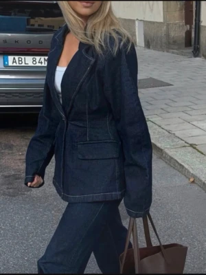 Jeans kavaj  - Supersnygg jeanskavaj från gina! Aldrig använd och med prislappen kvar🩷🩷