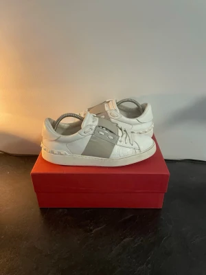 Grå valentino opens - Grå valentino skor i fint skick✨| storlek 39 kan även passa 38 och 40| endast skorna medföljer| hör av dig vid frågor eller liknande. Priset är definitivt inte hugget i sten// Alex closet