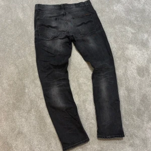 Nudie Lean Dean - Tja! Säljer dessa schyssta svart grå Nudie ”Lean Dean” jeans med fet tvätt! Jeansen är fint skick! Size 32/30. Skriv vid funderingar!
