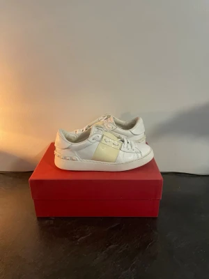 Valentino opens dam - Snygga valentino open skor| storlek 36,5 passar även 37| väldigt fint skick| endast skorna medföljer| hör av dig vid funderingar och priset är inte hugget i sten// Alex closet✨