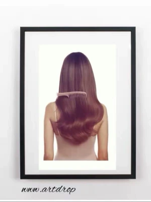 Konsttryck med kvinna och kam - Säljer två stilrena konsttryck med motiv av en kvinna sedd bakifrån, där en stor kam dras genom långt hår. Ena tavlan har brunt hår, den andra blont. Båda är inramade i svart ram och har en modern, minimalistisk känsla. Perfekt som dekoration till hemmet.