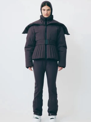 Skidset - Nyskick. Användes i högst en timme för en fotografering. Byxorna är i storlek M. Jackan är oversize i storlek S, så jag skulle säga att den passar bättre som M.