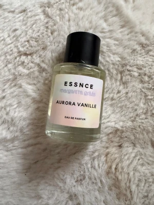 Aurora Vanille parfym från Essnce - Aurora Vanille Eau de Parfum från Essnce x Margareta Grääs. Flaskan är genomskinlig med svart rund kork och har en stilren etikett i vitt med svart text. Doften har tydliga inslag av vanilj och passar dig som gillar söta, mjuka parfymer. Parfymen är limited edition och finns därför inte längre att köpa på hemsidan. 