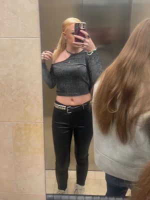 Svarta skinn byxor  - Säljer ett par byxor som jag inte använder. Pris kan diskuteras såklart🤍