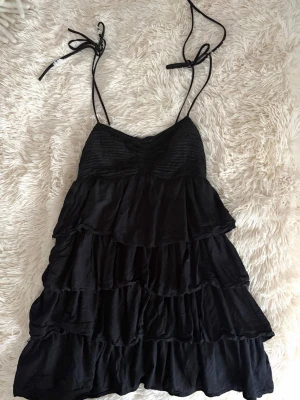 Svart volangklänning med knytband - Söt svart volangklänning med tunna axelband. Perfekt till sommaren💕💕 använd gärna köp nu☀️🌷