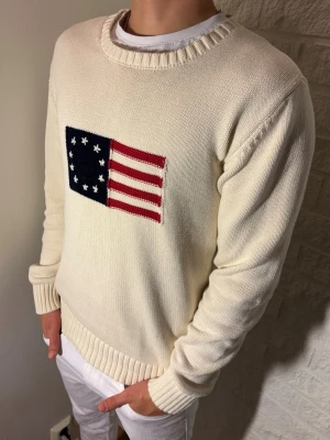 Sebago Crewneck - Tja, säljer en fräsch Crewneck. Storlek L passar M. Skick 9/10, som ny. Pris 499 men kan diskuteras. Fraktar samma dag, hör av dig vid frågor!