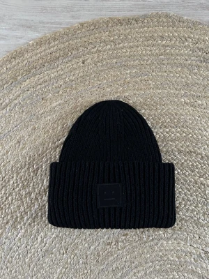 Acne mössa  - Hej! Svart acne mössa i fint skick inga fläckar eller annat! Använt den nån gång i vintras annars som ny☺️ one size dam/vuxen