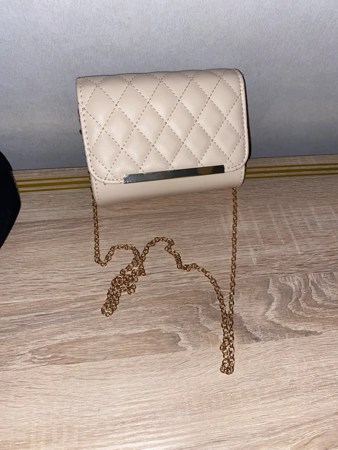 Beige quiltad kuvertväska med kedja - 1