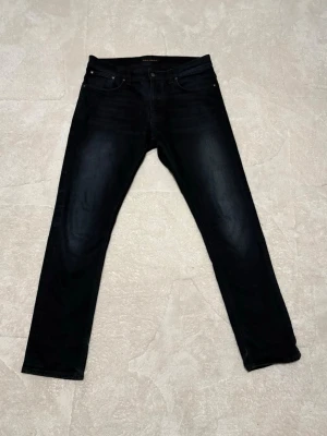Nudie jeans - Mörk blå Nudie Jeans, mycket bra skick