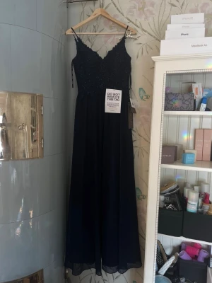 Balklänning marinblå - Säljer då den inte kommer till användning. Endast använd 1 gång och köpt för 1700kr❤️