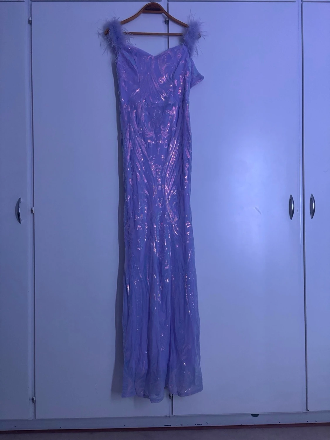 Lång lila paljettklänning med fjädrar