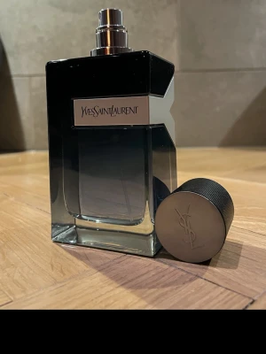 Yves Saint Laurent Y EdP parfym - Säljer min populära YSL Y EdP, supergod men behöver rensa lite från min kollektion. Pris kan diskuteras :) 95/100