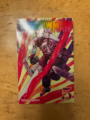 Chainsaw Man Volym 5 Manga - Chainsaw Man volym 5 av Tatsuki Fujimoto. Köpte den och fick en volym fem i födelsedagspresent så den är inte ens öppnad :)  engelsk