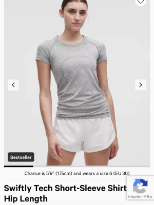 Grå träningströja från Lululemon - Snygg och funktionell grå kortärmad träningströja från Lululemon. Tillverkad i ett mjukt och stretchigt funktionsmaterial som andas, perfekt för gymmet eller löprundan. Figurnära passform och rund halsringning. Kan slaktas skicka bilder i verkligheten på. Lite osäker på storleken fråga om de är något