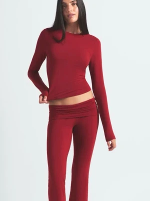 SKIMS tröja - Snygg mörkröd långärmad topp med rund halsringning och tight passform. Prislapp är kvar och paketet. Helt ny. 