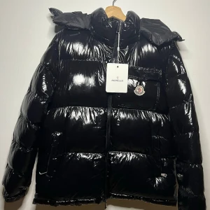 MoncIer jacka svart - Svart MoncIer jacka i ny skick, den är storlek 5 som motsvarar XL, pm vid frågor eller detaljbilder och kom gärna med prisförslag.