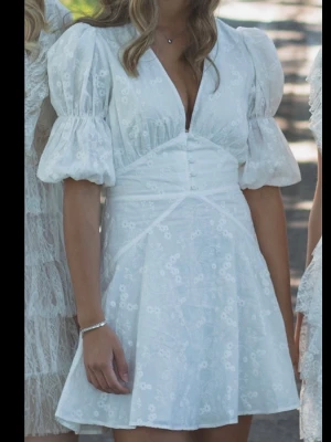 Adoore klänning - Säljer en superfin klänning från Adoore som är perfekt till studenten, sommarfester och semester. Är endast använd en gång på studenten och är i mycket gott skick, inga synliga tecken på användning.   Finns just nu inte tillgänglig på hemsidan. Prislapp och tillhörande extraknappar medkommer. Hör gärna av er vid frågor! Nypris 1500kr  Pris går att diskutera!