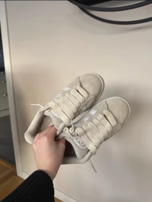 Adidas campus sneakers - Super fint skick. Skosnörena är i princip nya. Lite lite smutsiga men inga tydliga fläckar🥰