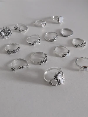 14-pack ringar  - 14 st ringar med olika former och mönster. Materialet är zinc alloy. (#121)