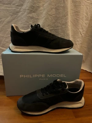 Philippe Model TKLU - Säljer nu ett par Philippe Model i storlek 43. Dem är fint skick och varsamt använda.   Skickas inom 3 dagar!