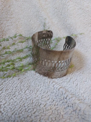 Armband I rostfritt stål  - Armband I rostfritt stål  Ca. 20 cm går att ändra måtten lite större eller mindre.  Gjord av Dalkullans Teskedsringar 