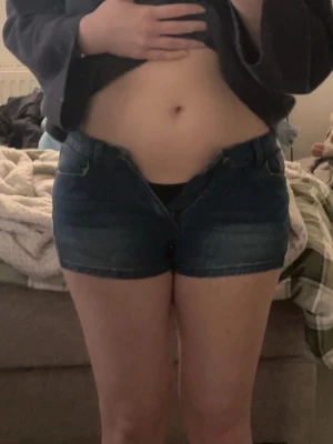 Jeansshorts - Blå jeansshorts köpt på en marknad i Slovenien för 15€. Men aldrig använda då de är för små. Skulle säga Xs/S i storlek💕☺️