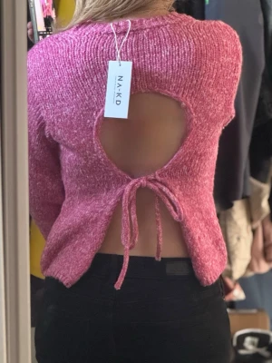 Stickad tröja - Jättefin stickad tröja från NA-KD med knytning i ryggen❣️