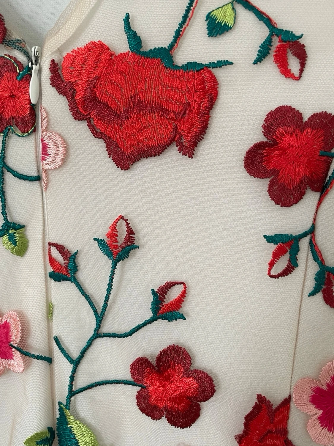 Blommig kortklänning med broderi - 2