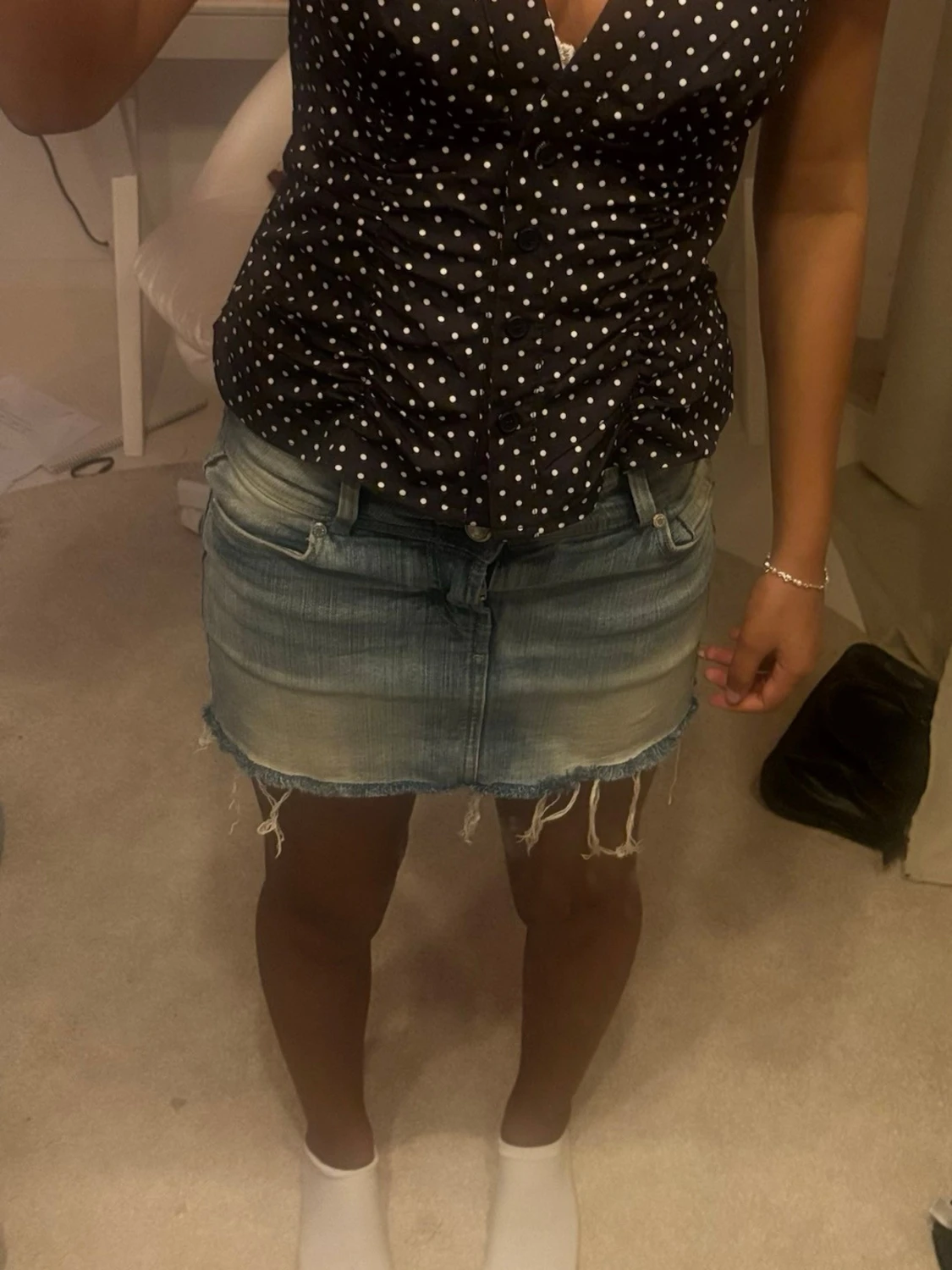 Svart prickig blus med v-ringning - 1