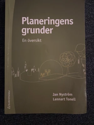 Planeringens grunder av Jan Nyström och Lennart Tonell - Studentlitteratur. Inga anteckningar eller vikningar i boken, men det har råkat spillas bubbel på den. Inte riktigt några jättesynliga fläckar i den och luktar inte starkt alls, lite rivet på någon sida (finns bild). Går fortfarande att läsa. Köptes för 346kr, säljer för 150kr. Köparen står för frakten.