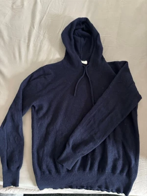 Mörkblå hoodie från Sayleas - Mörkblå kashmir hoodie från Sayles i storlek S säljes   Supermjuk och skön kvalitet i kashmir, perfekt för både vardag och en mer clean outfit. Hoodien är i fint skick och har en snygg mörkblå färg som passar till allt. Bara att höra av sig vid funderingar!