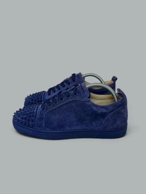 Mörkblå Louboutin skor i mocka med spikar - • The shoes have only been worn a few times and are in like-new condition  • Size: 41 (fits 41.5–42)  • Color: Blue / Navy  • Retail price: 9500 SEK / 795€  • No accessories