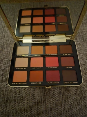 Just Peachy Mattes ögonskuggspalett - Just Peachy Mattes från Too Faced är en ögonskuggspalett med 12 matta nyanser i persikotoner, brunt, beige och vinrött. Paletten har en lyxig förpackning i rosa och guld med spegel på insidan. Perfekt för att skapa både mjuka och intensiva ögonlooks.  Ca 1-2 skuggor är swathade. Otroligt fin palett. 