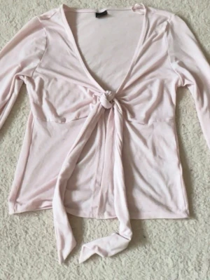Topp med knut från gina tricot - Fin rosa topp med knut från gina