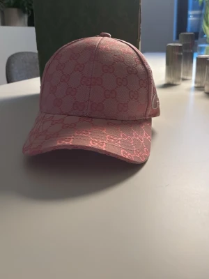 Rosa keps med GG - En snygg rosa keps med ett fint mönster perfekt för dig som gillar färger, bra skick 