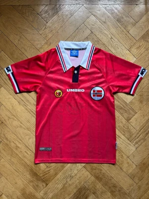Norge 1998 VM tröja  - Norway 1998 World Cup Home jersey Umbro Size S (works like an M) New  