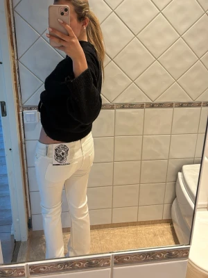 Vita jeans från cheap monday - Säljer ett par vita jeans från cheap monday då jag beställde fel storlek och glömde retunera dem, dem är i strlk 27/34 (XS) dem är bra i längen för mig som är 170 ungefär