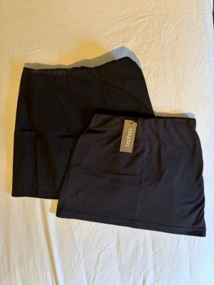 Svarta korta kjolar från Boohoo - Två svarta korta kjolar från Boohoo med resår i midjan. En har lappen kvar men båda är oanvända. 