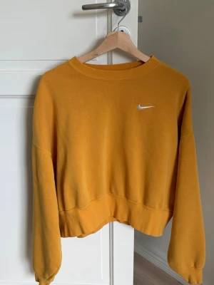 Nike tröja - Gul Nike tröja i storlek S. Ett litet hål bak på tröjan