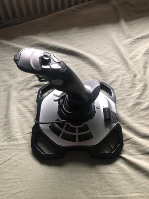 Logitech joystick - Säljer då denna joystick köpte den för ca ett år sedan och har använt den 2 gånger innan jag tröttnade på spelen jag spelade och den har stått orörd sen dess den funkar perfekt ingen skada och är som ny