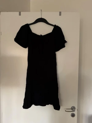 Klänning svart  - Storlek XS. Aldrig använd. Köpt i butik så kan finnas skavanker. 