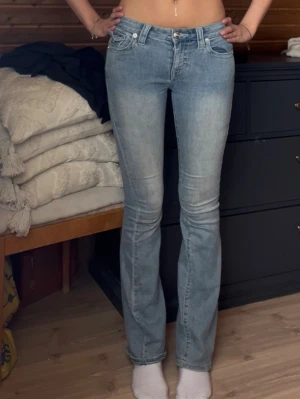 True religion jeans -  Snygga jeans från True religion. De är i storlek 24 W. Modellen är Becca midwaist men skulle säga att det är relativt Lågmidjade. materialet är ganska skönare jämfört med andra jeans. Nypriset är 1200 men säljs för 700. Skriv om ni har fler frågor💞