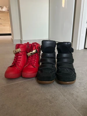 Svarta wedge skor och röda wedge skor - Supersnygga svarta kilklack/wedge sneakers som är liknande till de virala Isabel marant bekett skorna och ett par röda kilklack/wedge sneakers med guld detaljer Om ni har frăgor är det bara att skriva! 💗