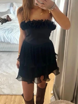 Klänning - Klänning med volanger från H&M! M/38