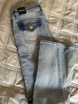 True Religion  - Nya oanvända jeans från True Religion - JOEY LOW RISE FLARE , blåa jeans. I W26  Med etiketter! Ordpris 1499kr 