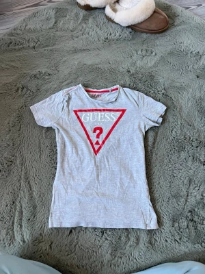 Guess tröja! - Säljer en guess tshirt i barnstorlek 10! Passar även XXS💗