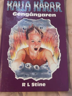 Kalla kårar: Gengångaren av R L Stine - En spännande ungdomsbok med lila hård pärm ur serien Kalla kårar. Boken heter Gengångaren och handlar om Hanna som möter mystiska Danny under en sommar. Perfekt för dig som gillar skräck och övernaturliga berättelser.