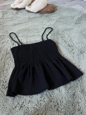 Svart topp! - Säljer en svart sommartopp från Gina tricot i storlek XS!💗
